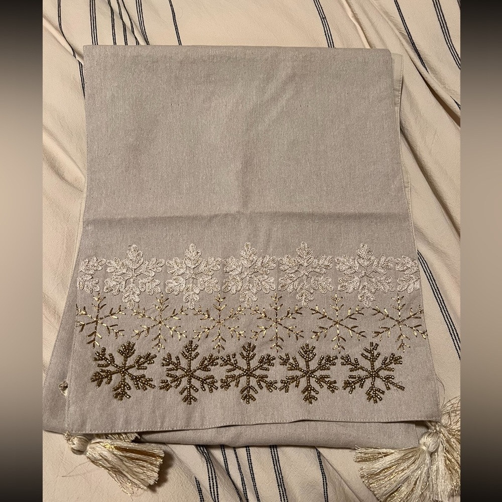 010. Table Holiday runner